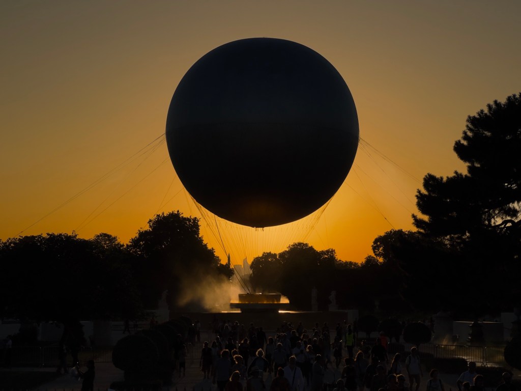 Paris: Inverted sun